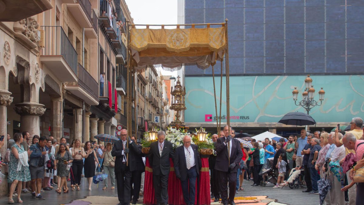 Las alfombras del Corpus de Reus vuelven a llenar de color las calles del centro