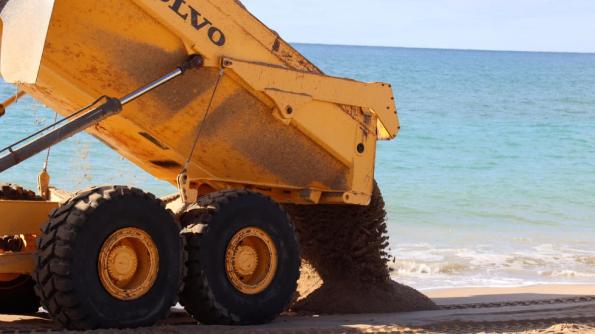 Costes inicia los trabajos de aportación de 23.000 m3 de arena a la playa de Altafulla