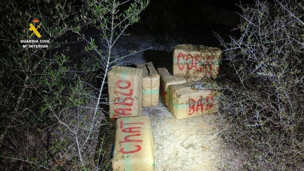 Interceptan 600 kilos de hachís en una lancha en una playa de Vinaròs