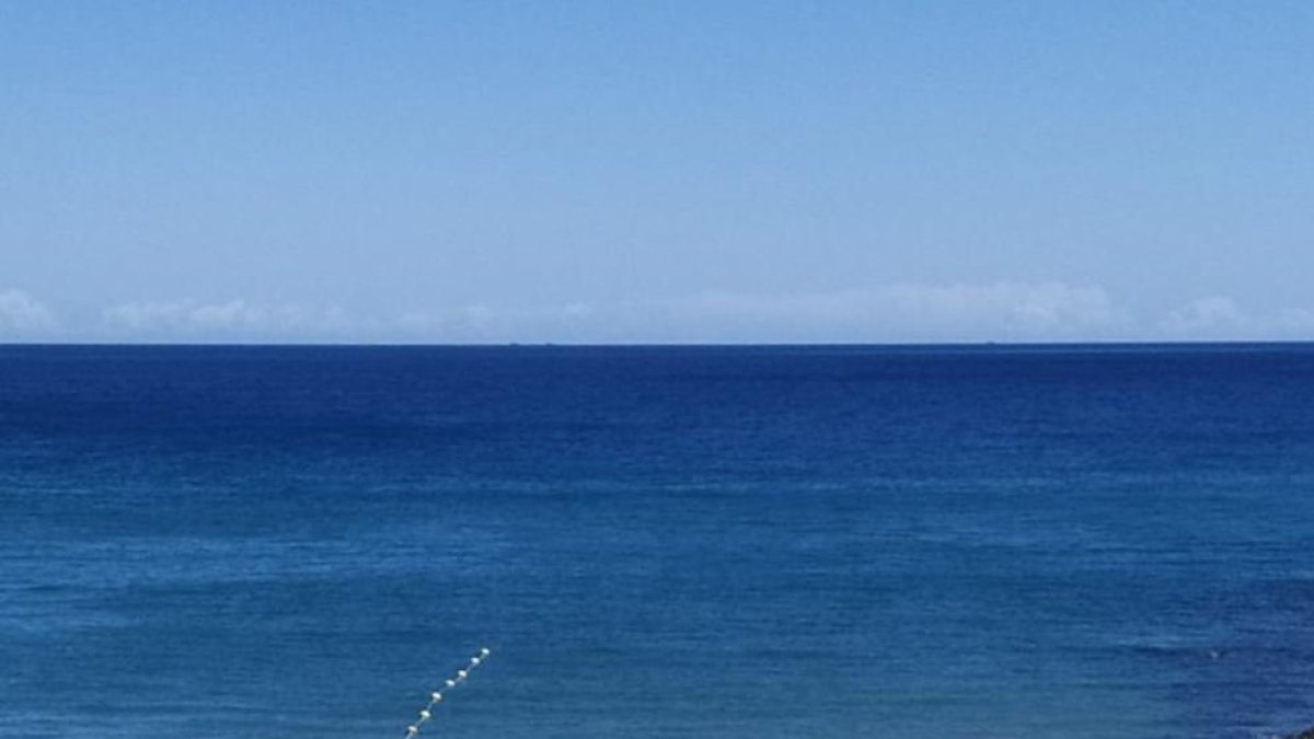 Instalan boyas en el espigón de la playa del Miracle para evitar el baño con bandera amarilla o roja
