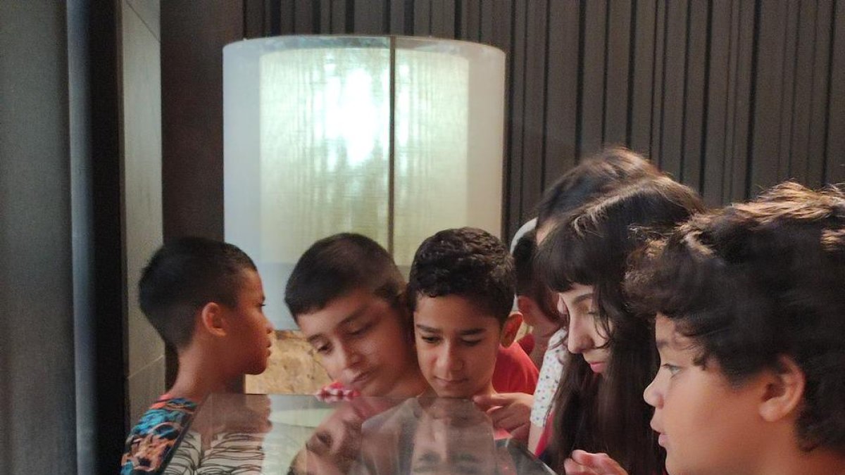 Alumnos de Tarragona exponen piezas de joyería creadas durante el proyecto 'El artista va a la escuela'