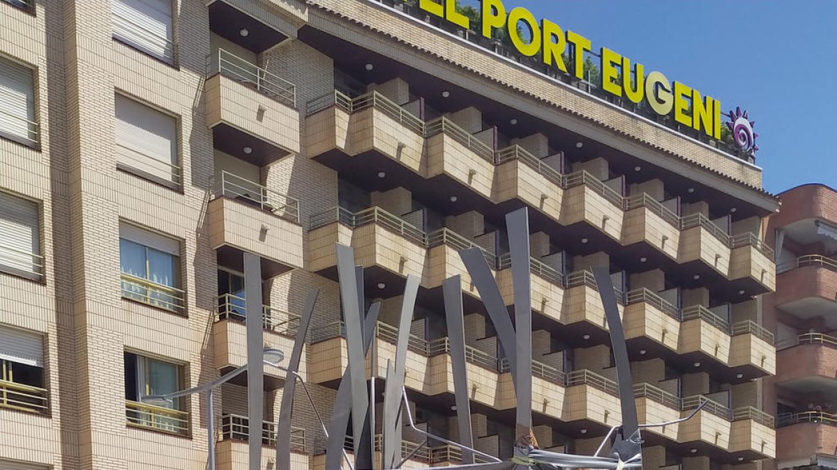 Cambrils inaugura una escultura del artista David Callau en la plaza Aragó