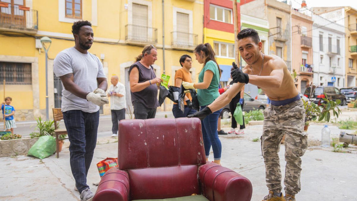 Una vintena de persones s'implica en la neteja del solar del carrer Smith de Tarragona