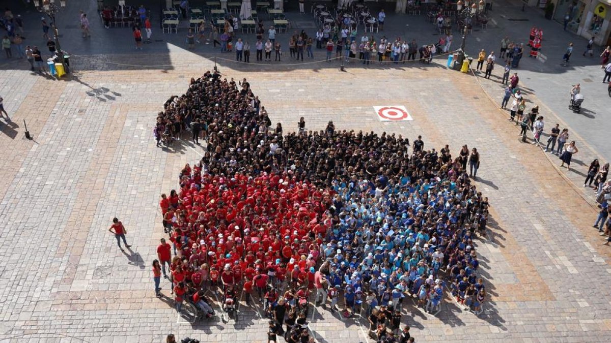 Los niños de Reus forman un mosaico del Ball de Cavallet para el «Hola Sant Pere»