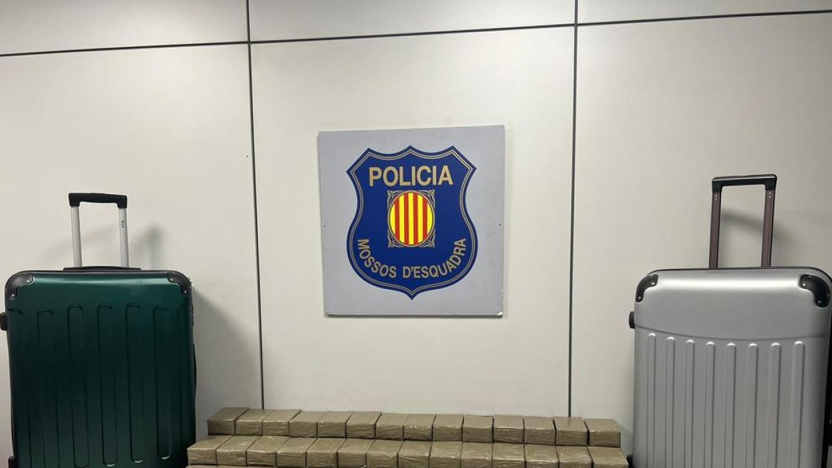 Barcelona: Detienen a un hombre que transportaba más de 92 kilos de hachís en dos maletas