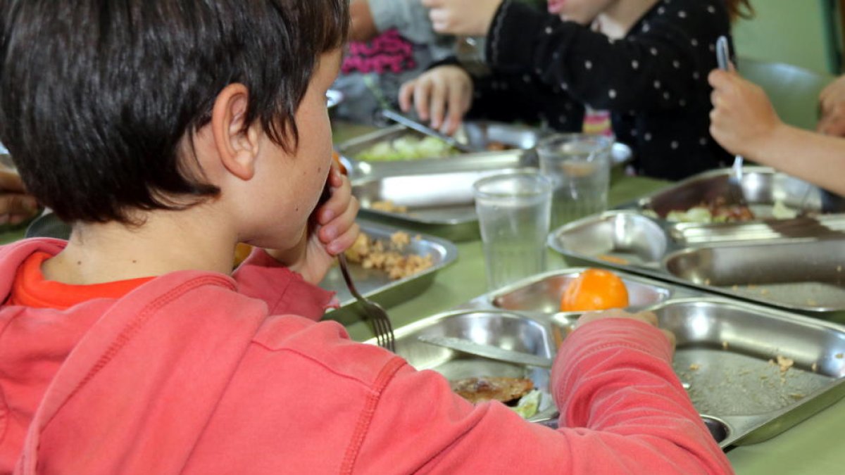 Les AFA al·leguen clàusules «abusives» en el conveni de gestió dels menjadors