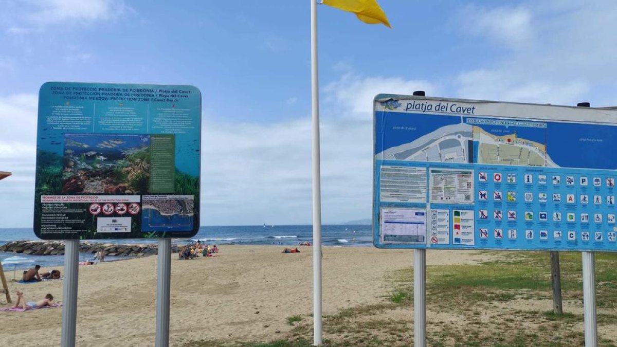 Cambrils señaliza las zonas de la posidonia de la playa del Cavet