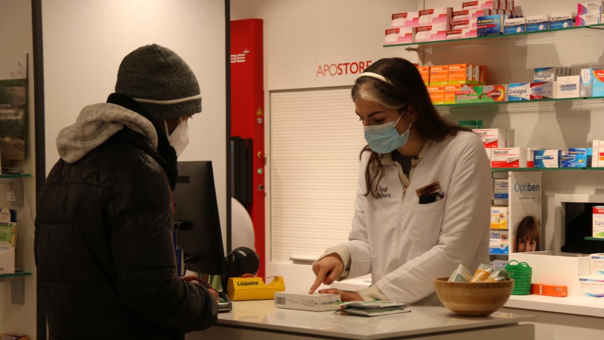 A partit d'avui ja no és obligatòria la mascareta a centres sanitaris i farmàcies