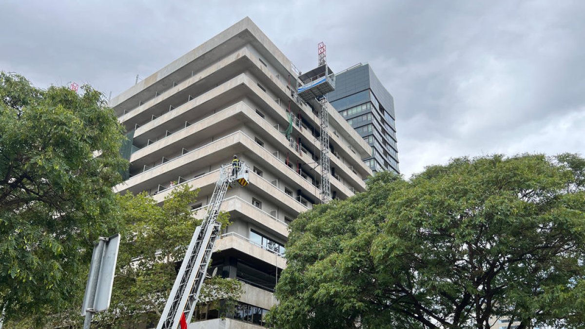 Los Bomberos evitan que un hombre se tire desde un edificio en obras en la calle Tarragona de Barcelona