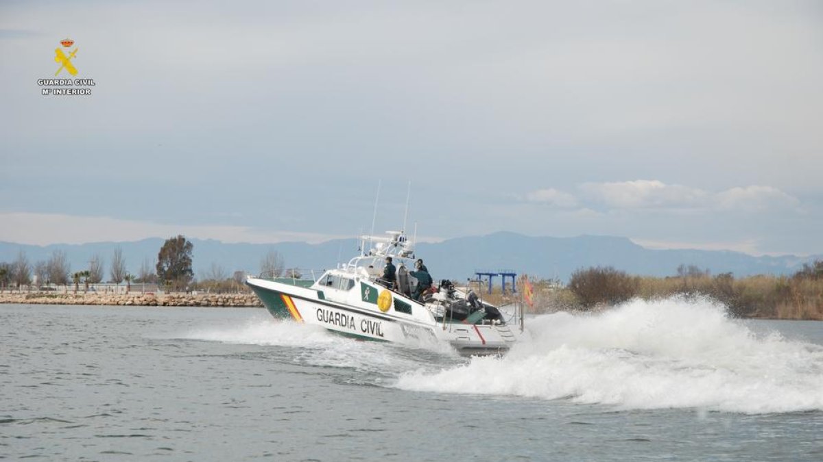 Rescatan a cuatro personas que se encontraban a la deriva en una embarcación en el Puerto de Calafat
