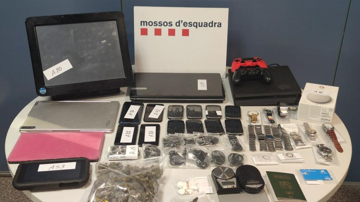 Detienen un hombre y una mujer por sustraer patinetes eléctricos, bicicletas y teléfonos móviles en el Garraf