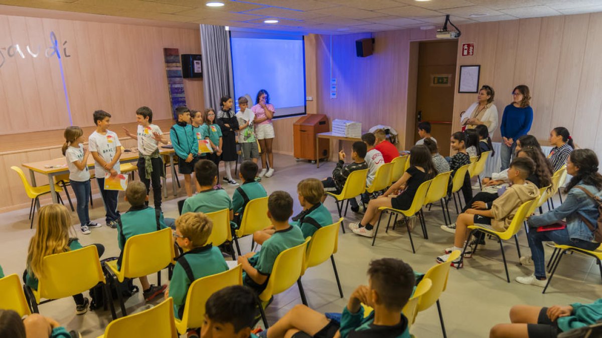 Alumnos de Primaria de Reus cooperan para resolver problemas reales