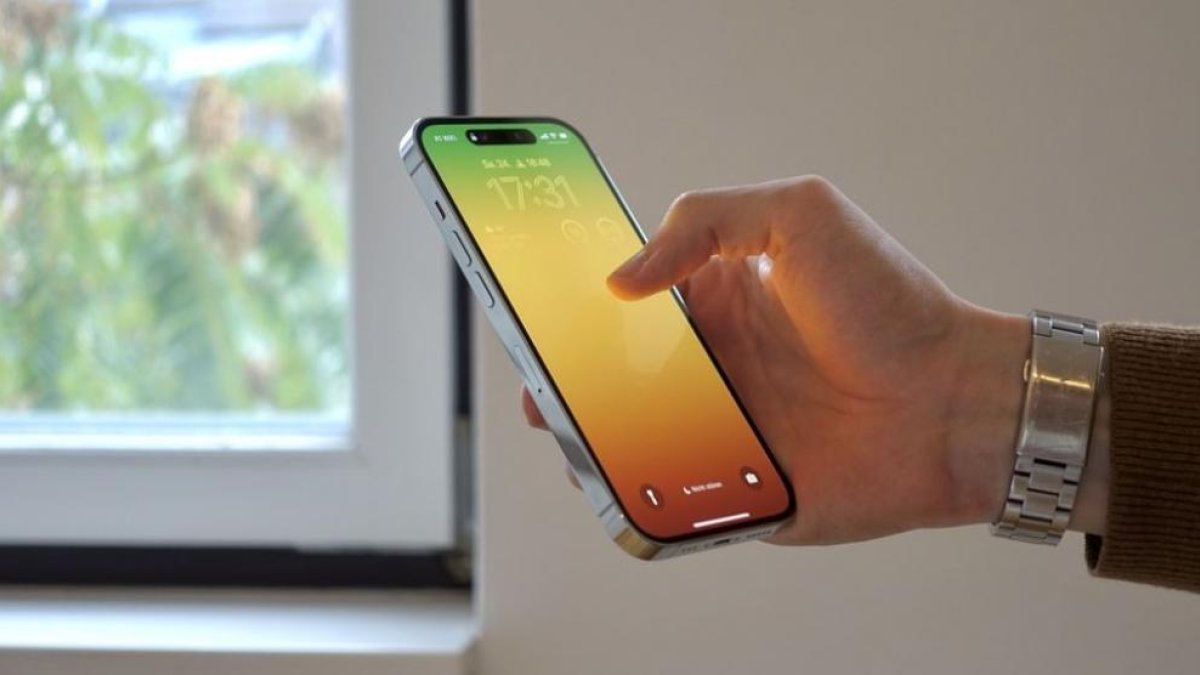 Una pareja vende a su bebé de 8 meses para comprar un iPhone 14 nuevo