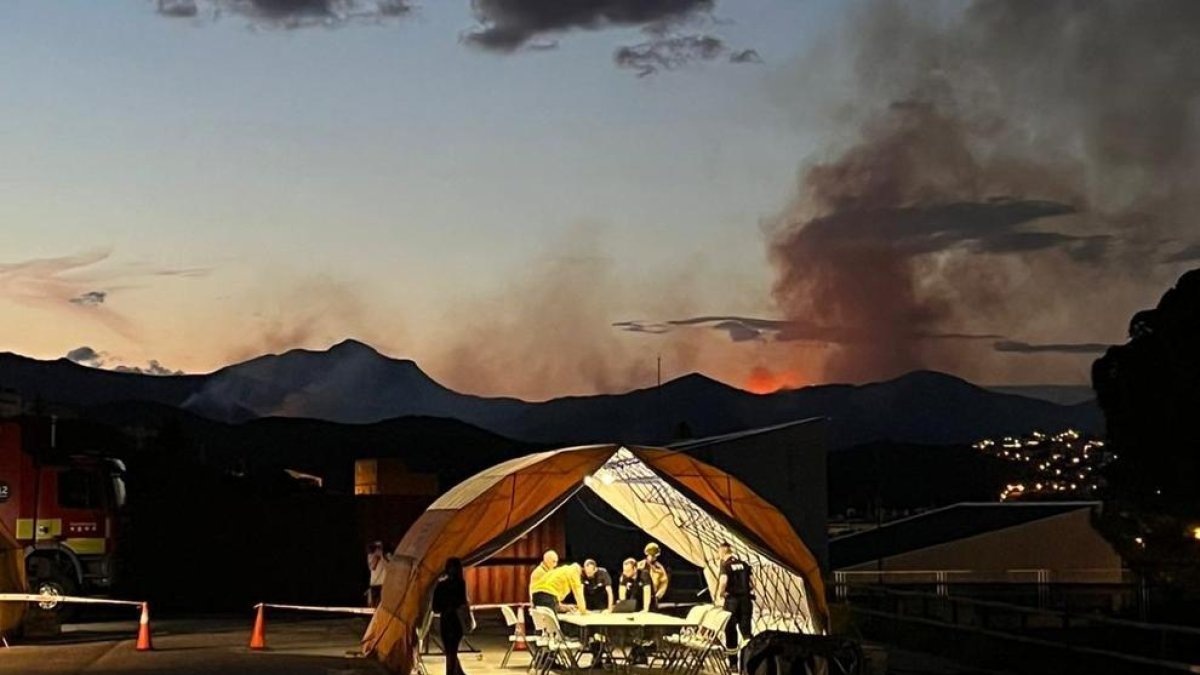 Una vuitantena de dotacions de Bombers de la Generalitat treballen a l'incendi de Portbou