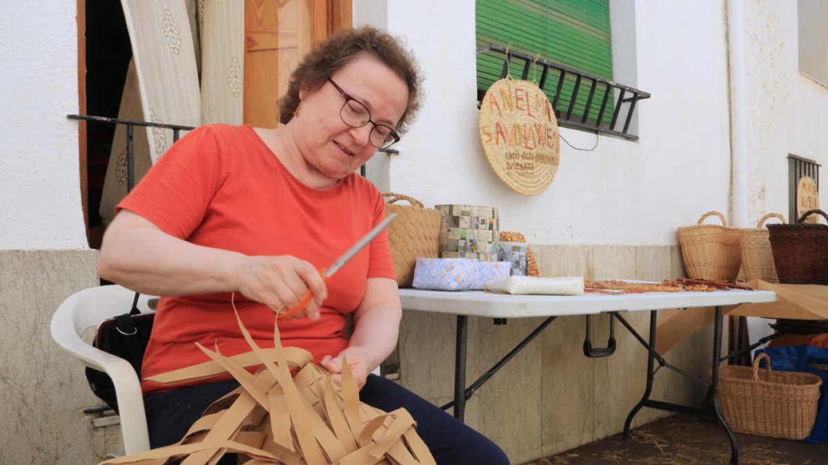 Artesanos y artistas dignifican el oficio de las llatadoras en Mas de Barberans