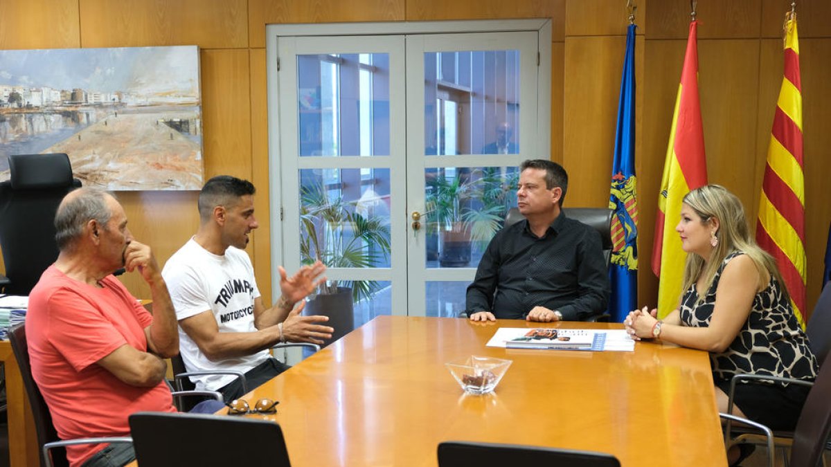 L'Ajuntament de Cambrils felicita el pilot Ivan Cervantes per batre un Record Guinness