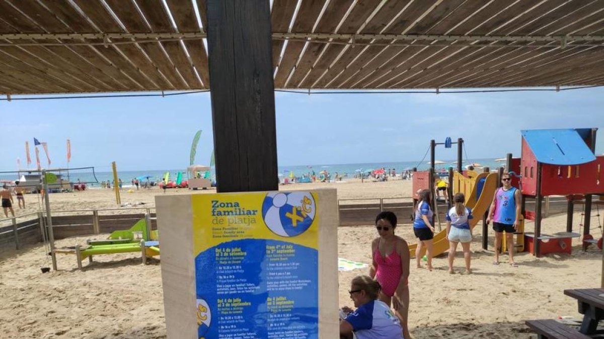 Salou ofereix un servei gratuït a la platja per a infants a partir dels 4 anys
