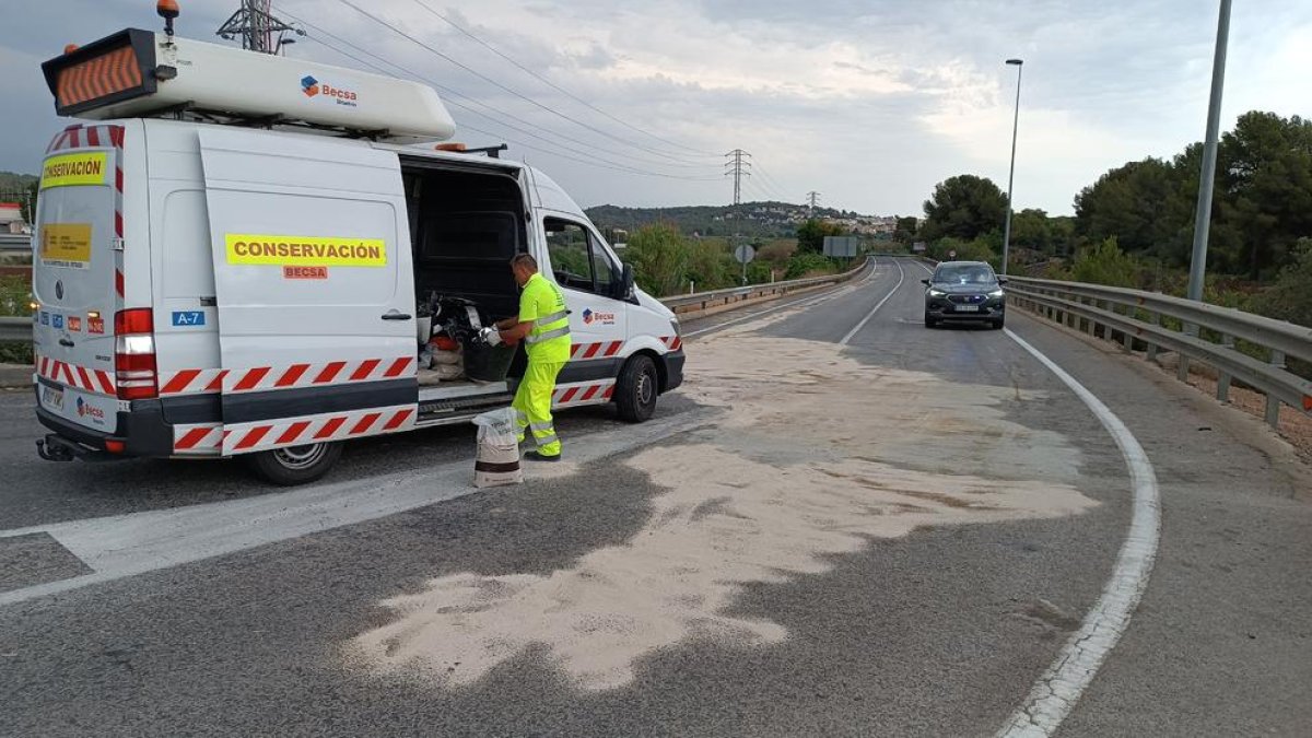 Una colisión entre un coche y un camión deja a un herido en la Mora