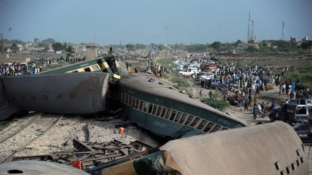 Al menos 15 muertos y más de 40 heridos tras descarrilar un tren en Pakistán