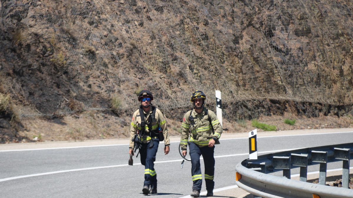 Els Bombers confien donar per controlat l'incendi de Portbou aquest dilluns si el vent no el fa créixer