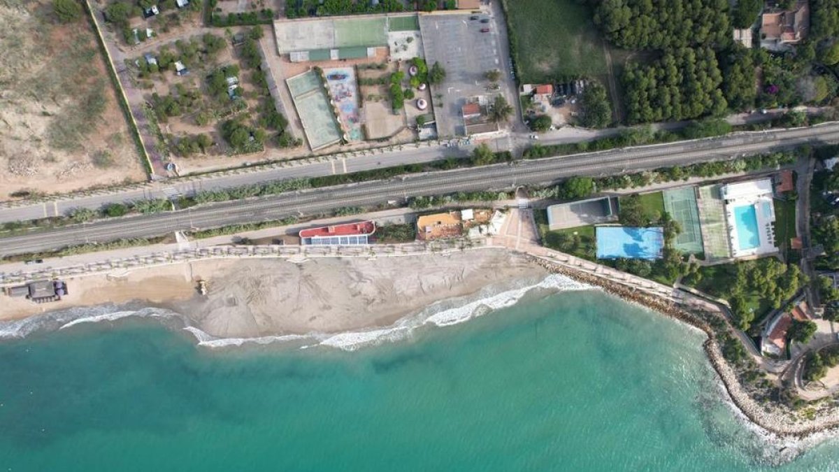 La platja Llarga de Roda rep 19.000 metres cúbics de sorra