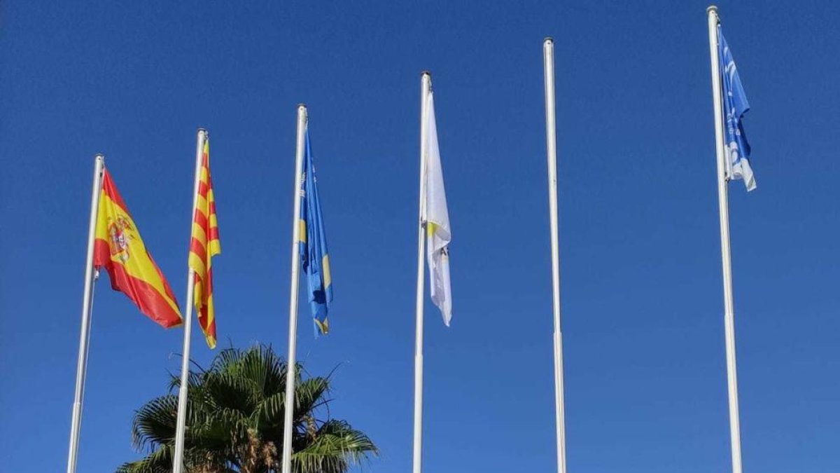 El Club Nàutic de Salou iza la bandera azul