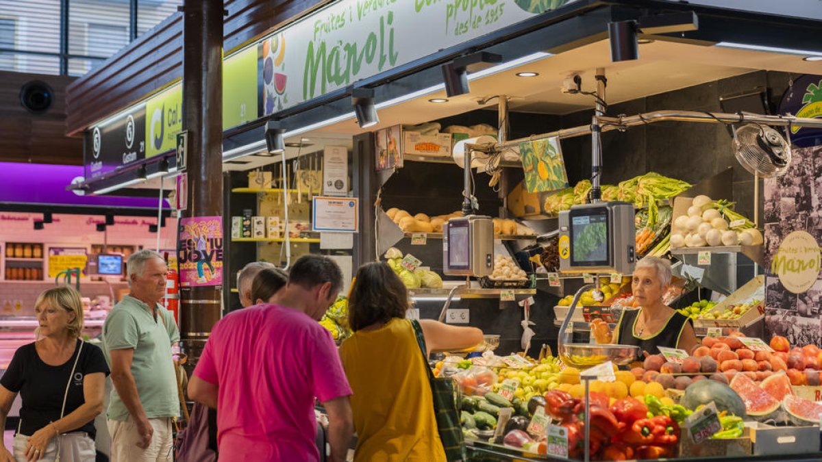 El aumento de turistas en el Mercado Central de Tarragona mejora las ventas de los establecimientos