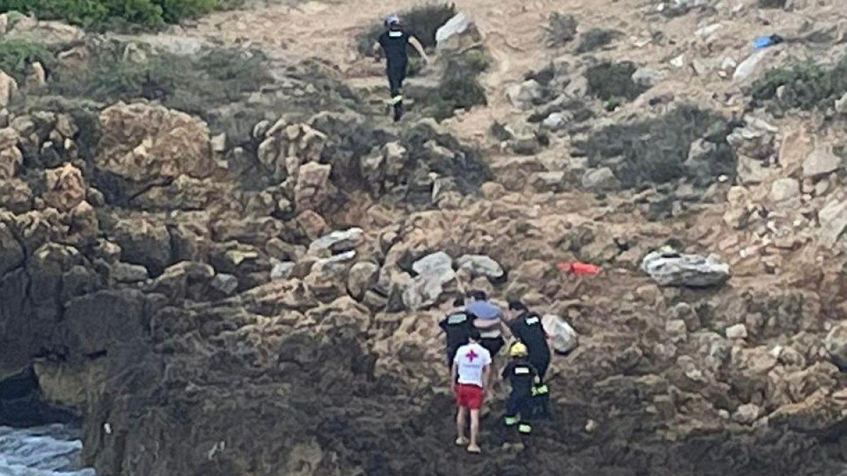 Rescaten un home i una menor a la platja de Cala Romana de Tarragona
