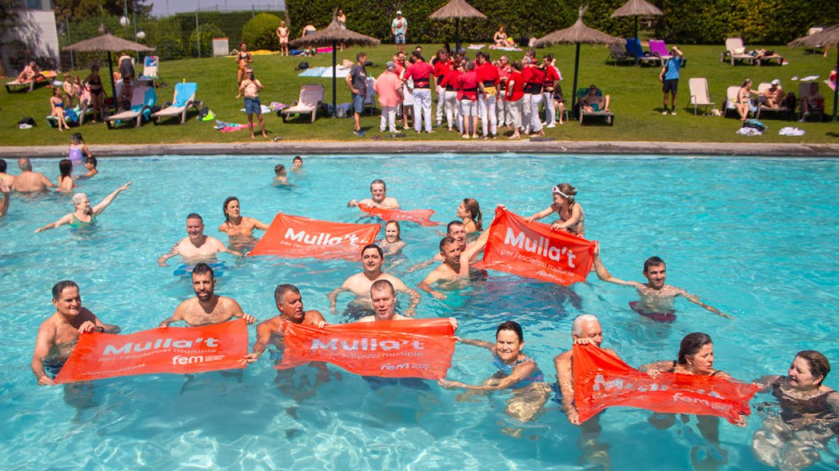 Reus es llença a la piscina i es mulla per l'Esclerosi Múltiple