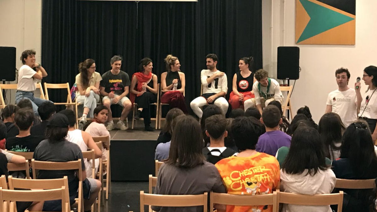 Alumnos de Cambrils participan en un circuito de teatro de igualdad de género y violencias machistas