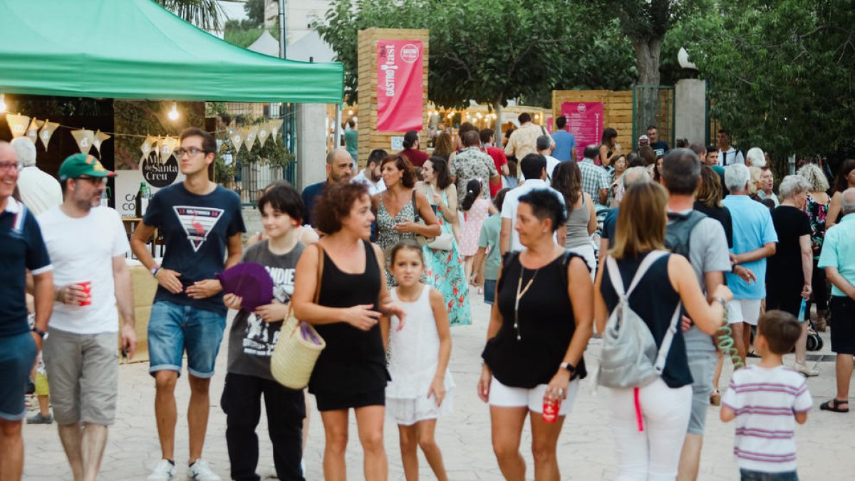 Cuinar dalt d'un globus aerostàtic, l'activitat més espectacular de la Fira de l'Avellana de Riudoms
