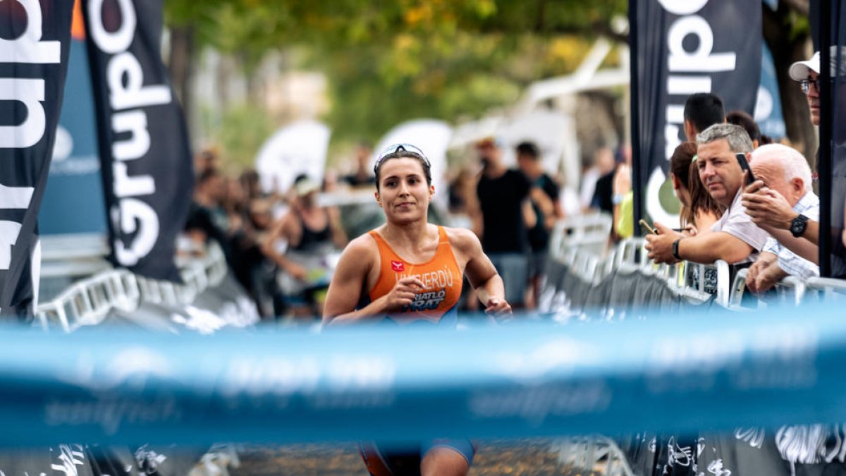 Anna Vallverdú y Jaume Leiva ganan el Mini Oliva Motor Triatlón de Cambrils 2023
