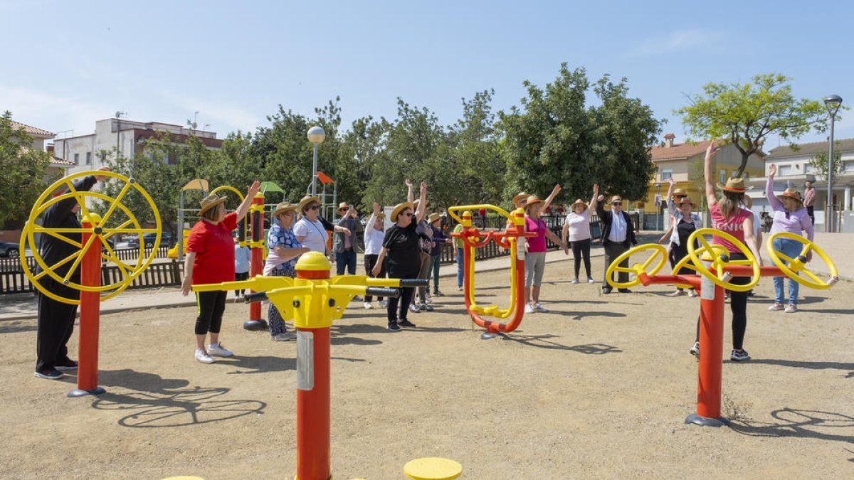 Constantí organitza una sessió pràctica per aprendre a utilitzar els parcs de salut municipals