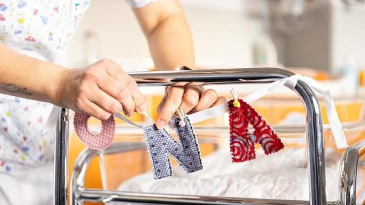 Letras cosidas artesanalmente decorarán las habitaciones de maternidad de Santa Tecla