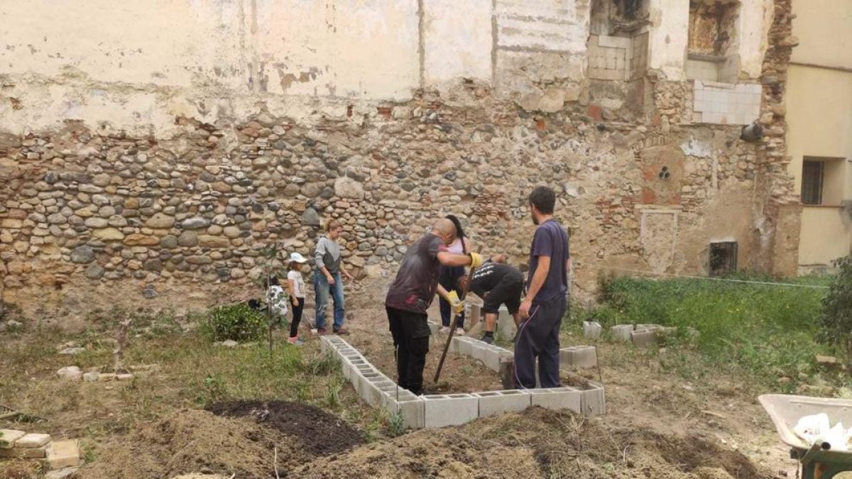 Veïns i entitats donen vida al solar del carrer Smith de Tarragona amb un hort i un mural