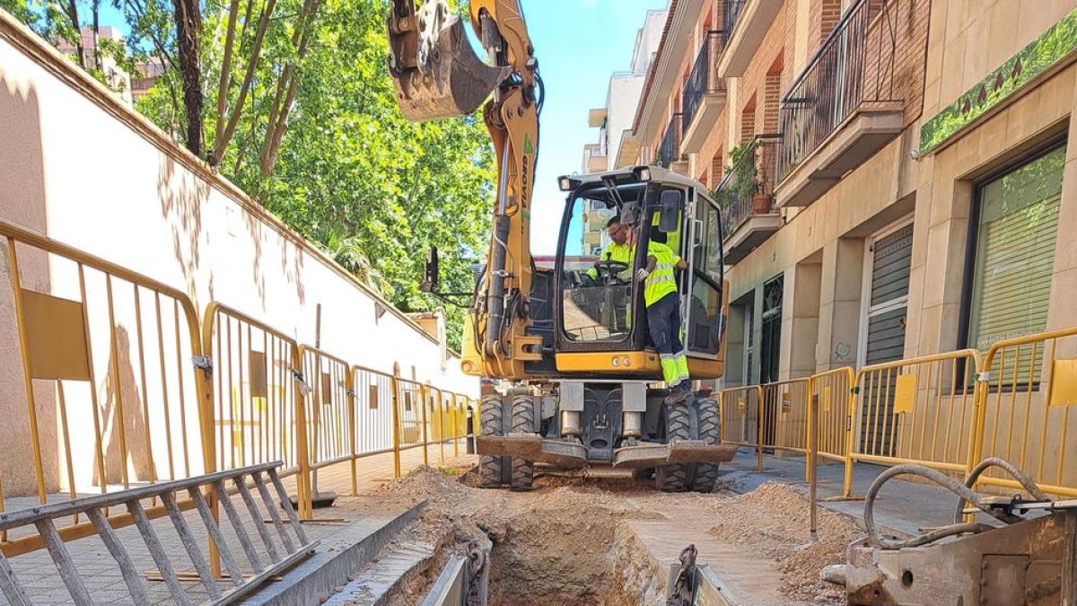 Renoven la xarxa de sanejament al carrer Tívoli de Reus