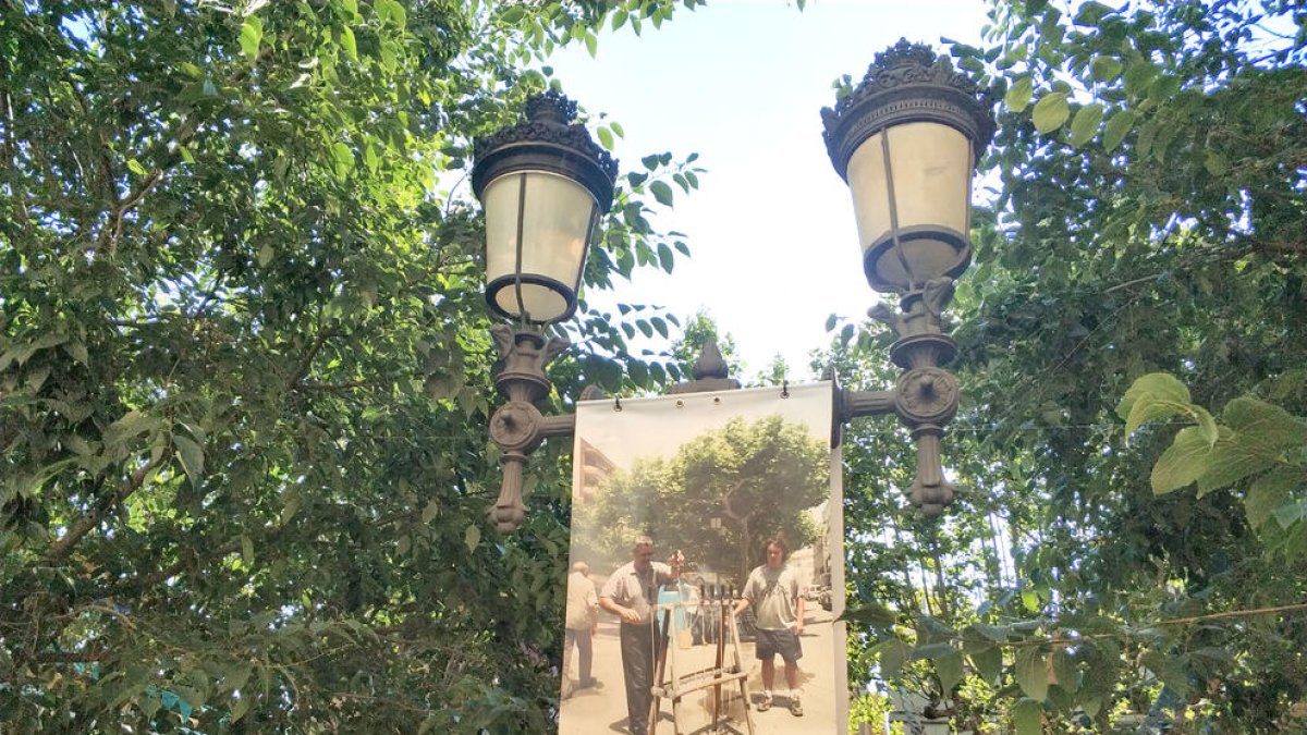 Una exposición de fotografías a los escaparates ilustra la historia de las fiestas del Eixample Villa