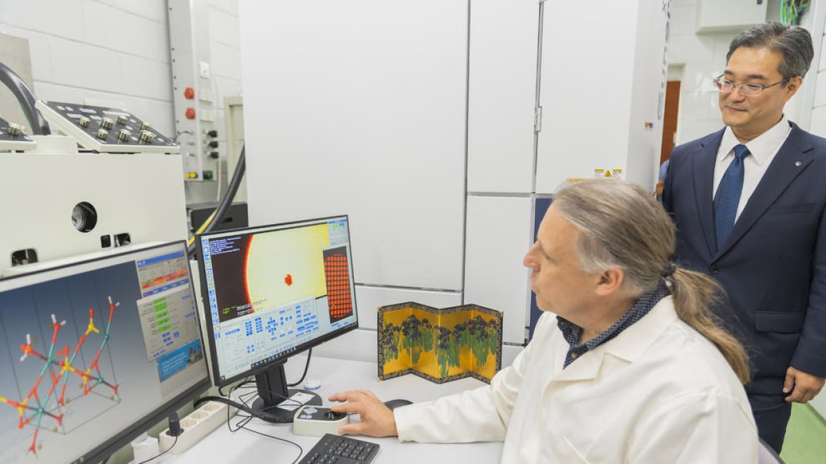 Tarragona estrena el primer difractómetro de electrones de Europa