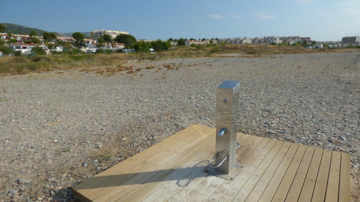 Vandellòs i l'Hospitalet de l'Infant sustituirá las duchas por lavapiés en las playas por la sequía