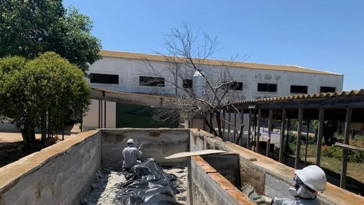 S'inicia la retirada de residus amb amiant a Cal Dània de Torredembarra