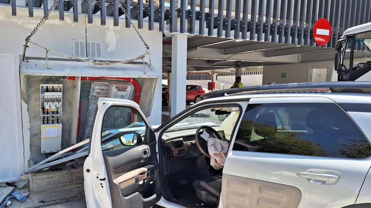 Pierde el control de su coche y se estrella contra el sistema eléctrico del nuevo aparcamiento de Sant Feliu de Guíxols
