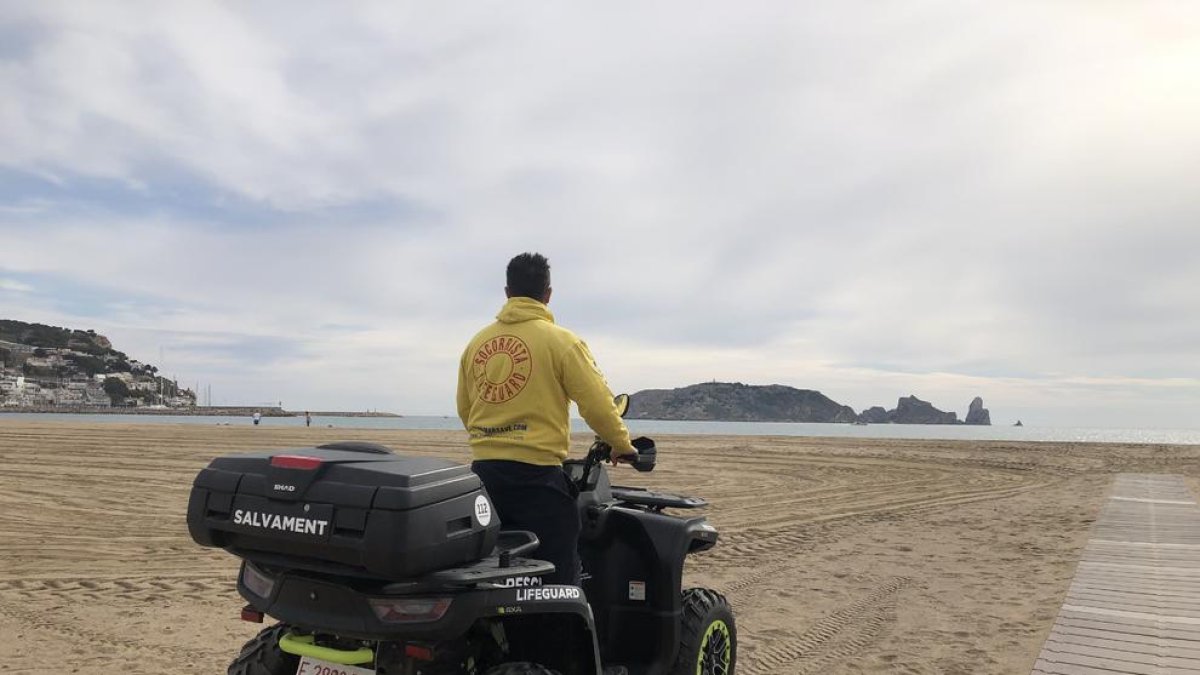 Girona: Rescatan a dos turistas de 14 años que fueron arrastrados por el mar en la playa del Estartit