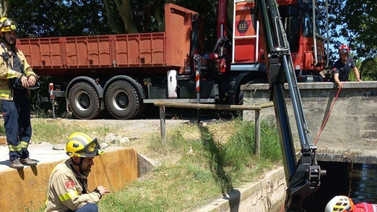 Rescatan dos caballos y a sus jinetes que se habían caído por un canal en Balsareny