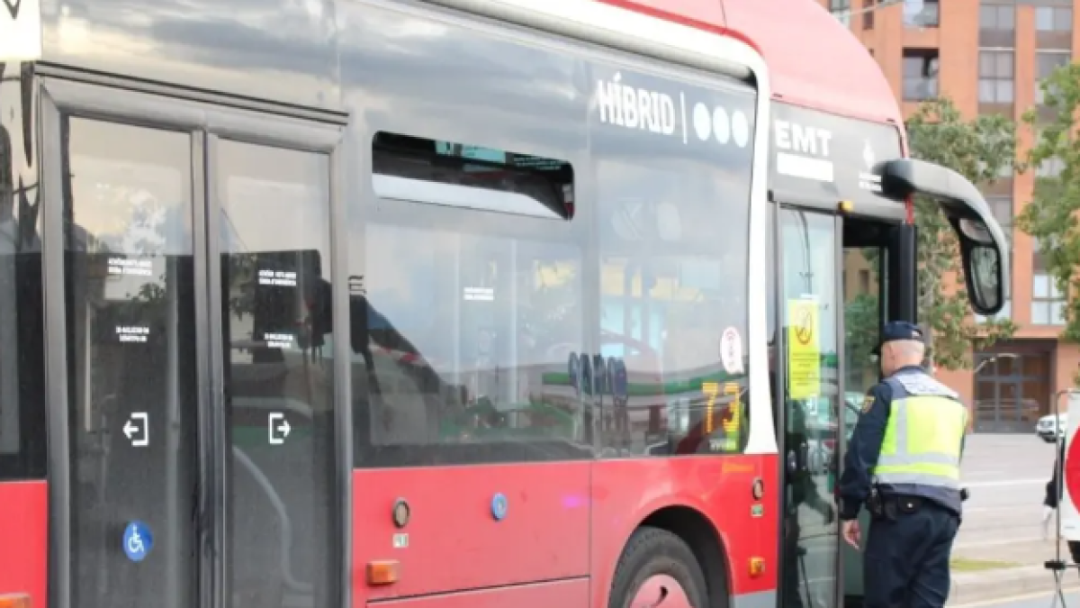Detenido un joven por pegar al conductor de un autobús en marcha y lanzarle por la puerta delantera