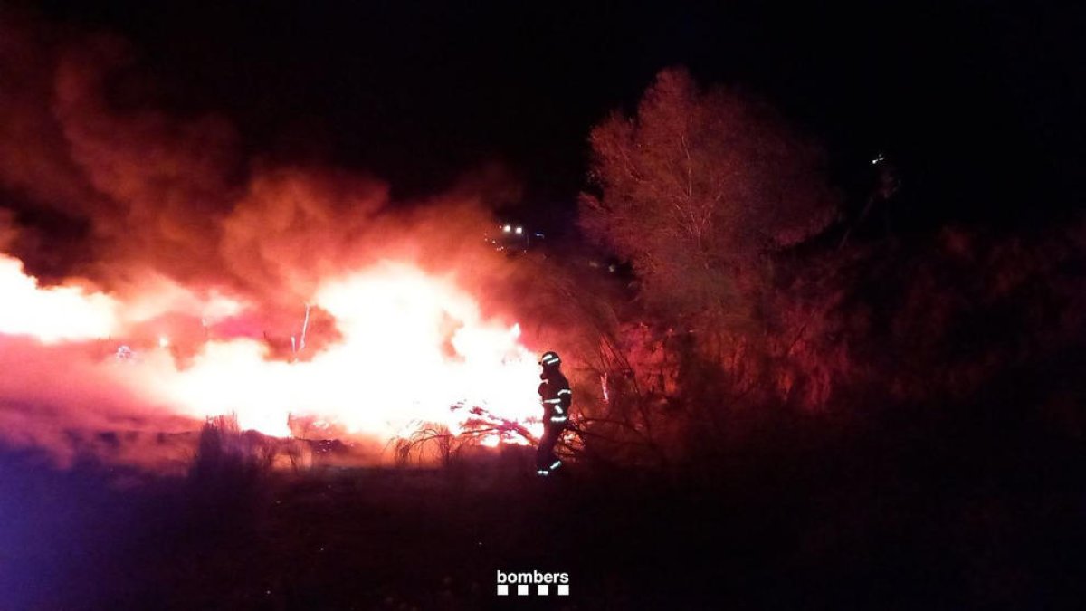 Quema una pila de restos vegetales y basura en Vinebre