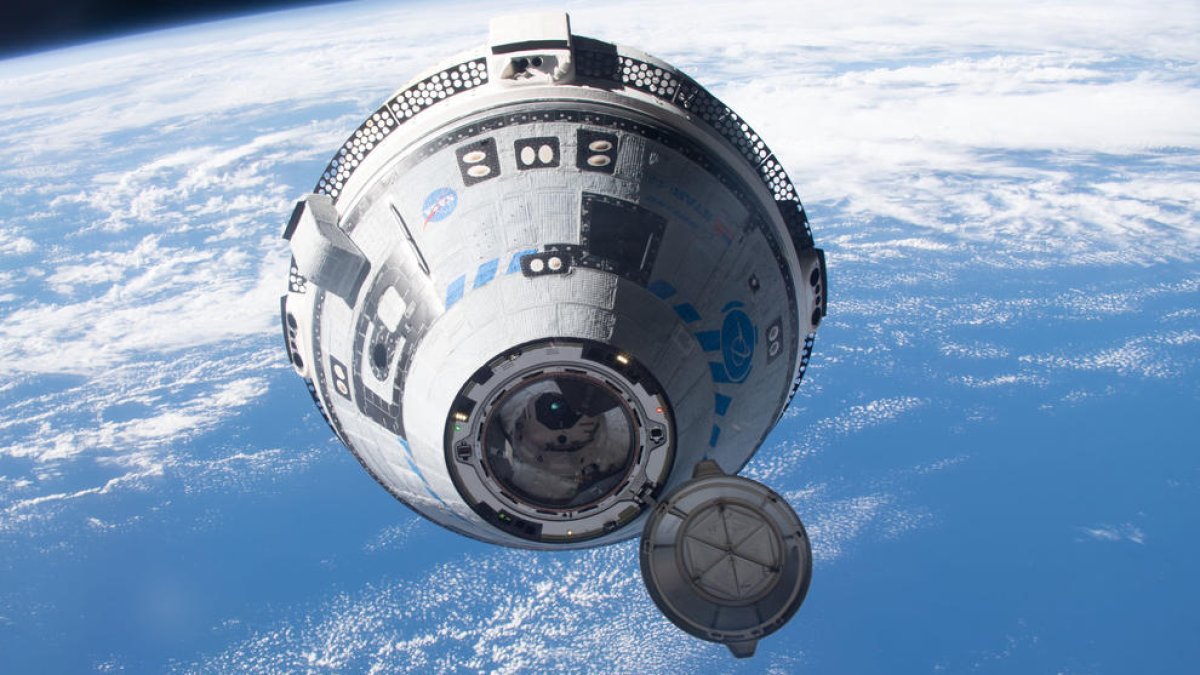 Imagen del espacio con la Tierra de fondo.