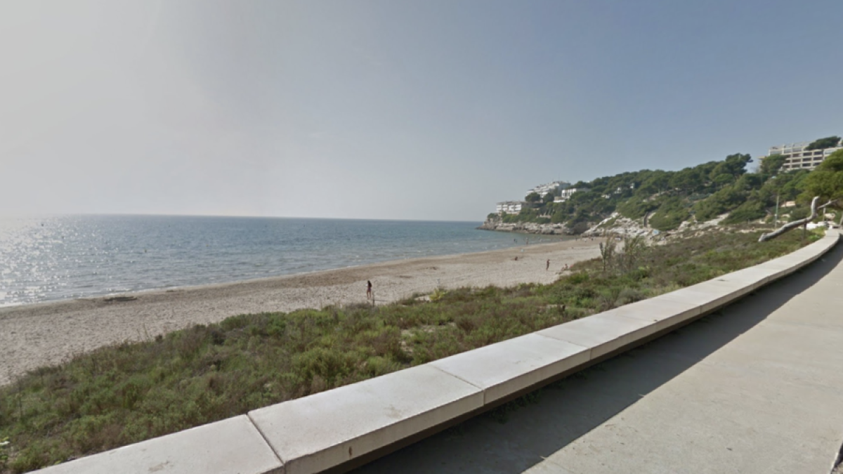 Encuentran un cadaver en el mar, delante de la playa Larga de Salou