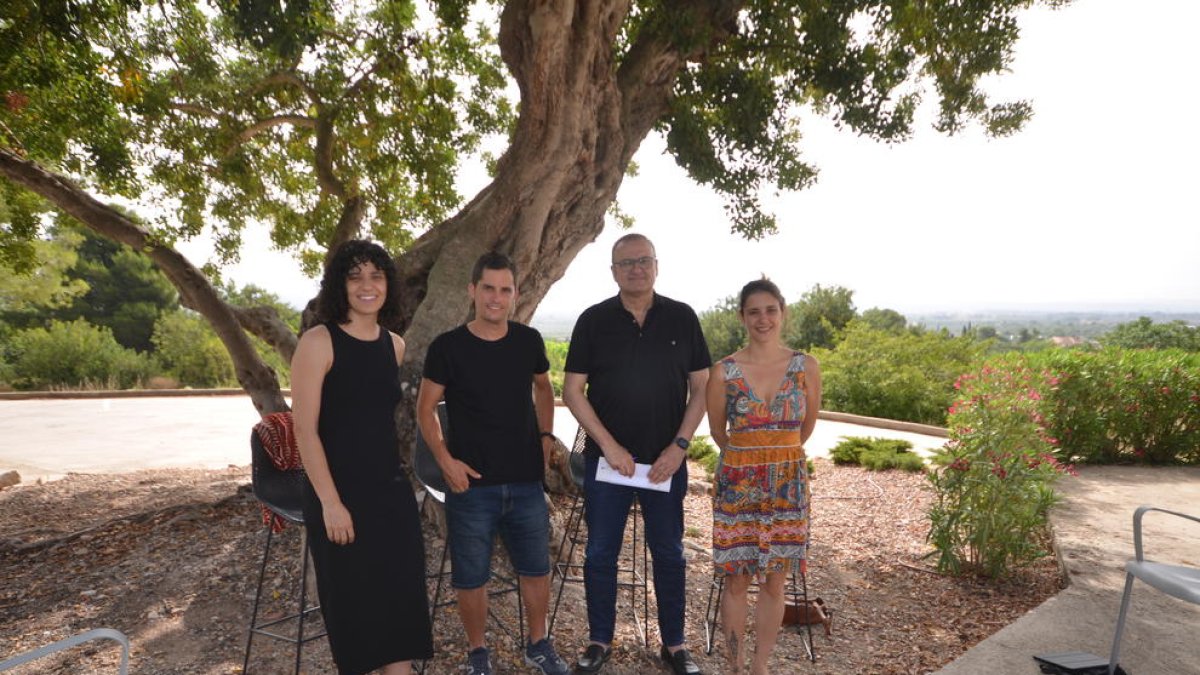 La creació artística baixa de l'escenari