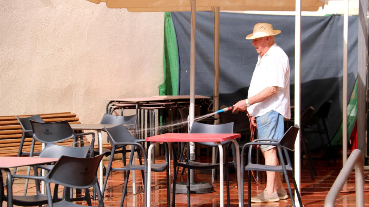 Agua, espacios refrigerados y cero actividad al mediodía, la fórmula para afrontar el calor extremo en Vinebre