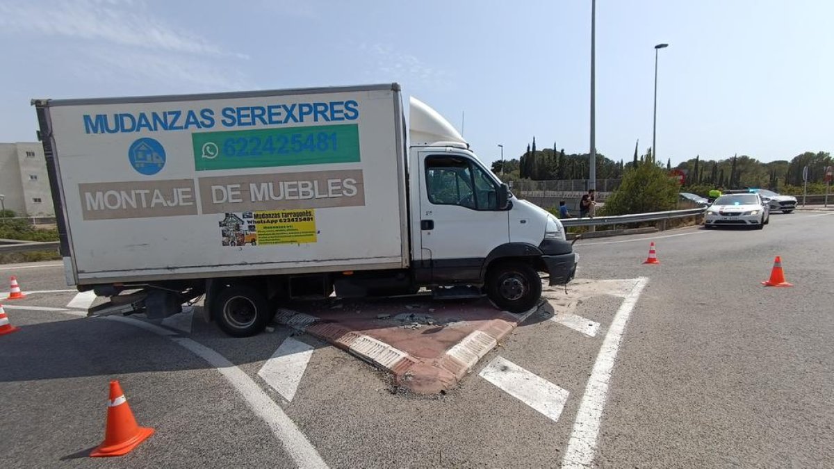 Un camión de mudanzas se accidenta en una rotonda de la N-340 a la altura de la Móra